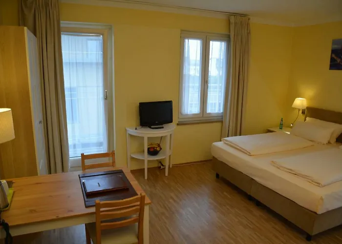 Lex Im Gartenhof בית הארחה 3*